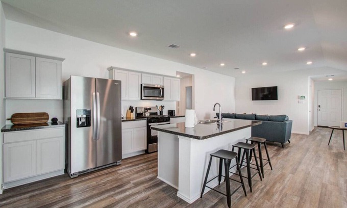 Spring House | 3 Bd/2 Ba Cozy Home 15 Min from IAH!