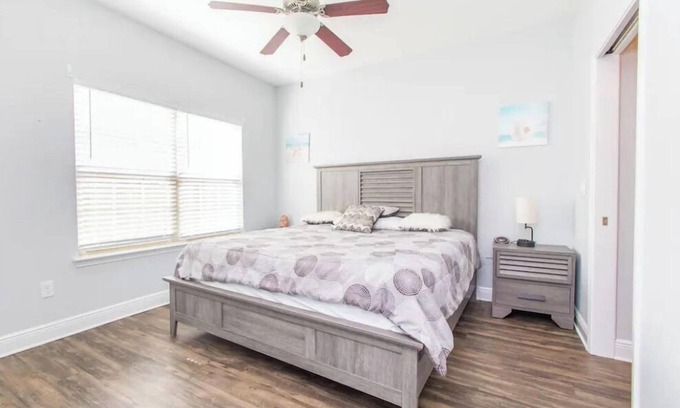 South Pensacola House | 3 bdr 2 Bath Modern Townhouse 5 min Downtown