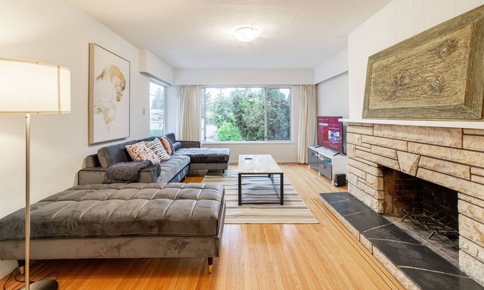 Oakridge House | 3-BDR HOUSE | 1000 sq.ft | AC | Free WiFi & Parking | Quiet Neighbor