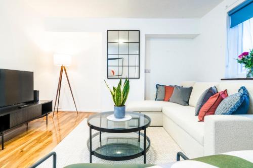 Norbiton House | 3 BDR House in Kingston upon Thames, London Waterloo in 30 mins