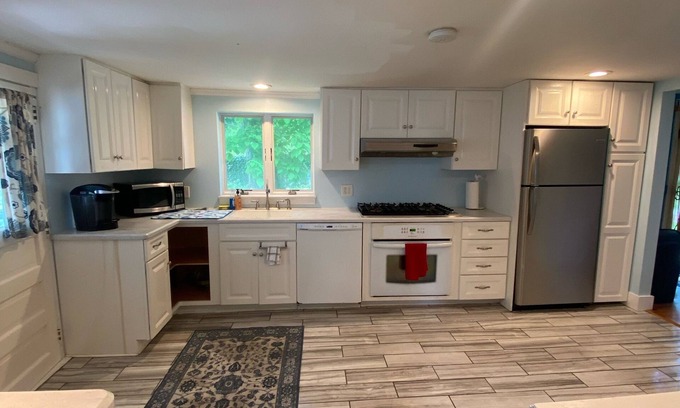 West Stockbridge House | 3 bdrm cottage in heart of Southern Berkshires- mountain trails; walk to town