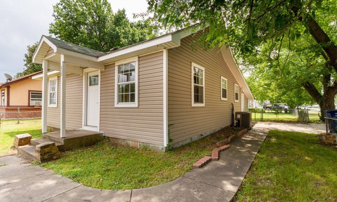Pryor House | 3 Bed 1 Bath Home Conveniently located in the heart of Pryor