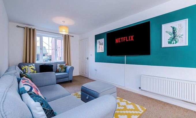 Burton on Trent House | 3 Bed+2.5 Bath|Contractors + Groups| Free Parking!