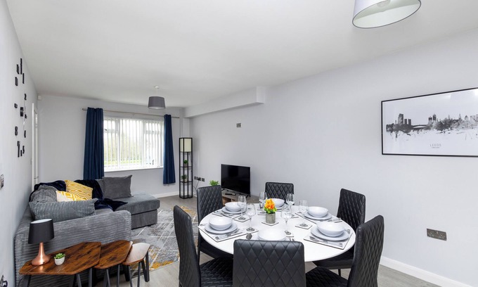 Leeds House | 3 Bed 2.5 Bath | Free Parking | WiFi | Master En-suite | Fussball Table | Garden