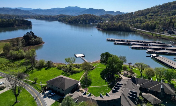 Young Harris Condo | 3-bed, 2 bath lakefront condo in beautiful Young Harris directly on Lake Chatuge