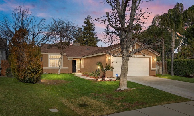 Greenacres House | 3 Bed 2 Bath, Office Space, Community Pool - Available Now