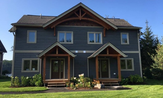 Muskoka Lakes Villa | 3 + bed 2 bath Villa on Lake Muskoka