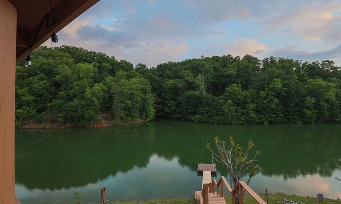 Sevierville House | 3 bed, 3 bath Lakeside Retreat