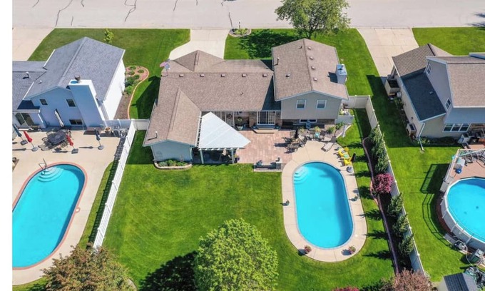 Ashwaubenon House | 3-Bed 3-Full Bath Walk to Lambeau