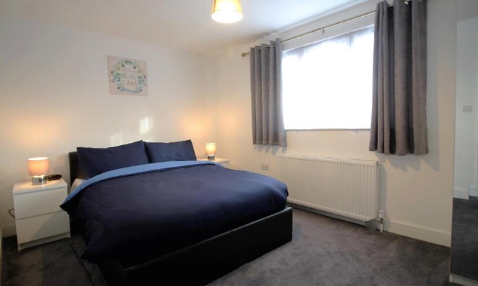 Staines Apartment | 3 Bed Apartment near Heathrow Apartment, LegoLand and ThorpePark