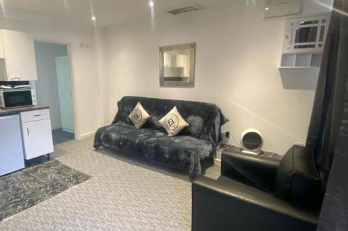 Merthyr Tydfil Apartment | 3 Bed Apartment - Sleeps 6 - Free Parking Wifi
