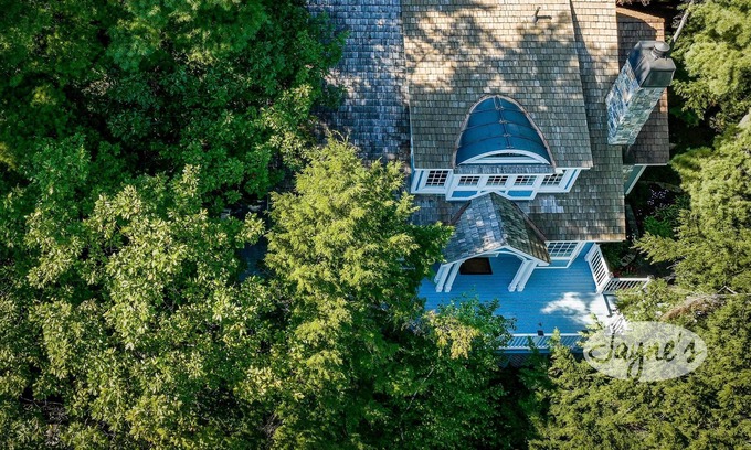Muskoka Lakes Cottage | 3 bed + loft 3 bath cottage on Lake Rosseau! Hot Tub! BBQ!