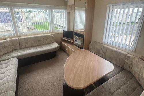 Kinmel Bay Ski Chalet | 3 Bed Caravan - Sleeps 8 - Pets - Parking