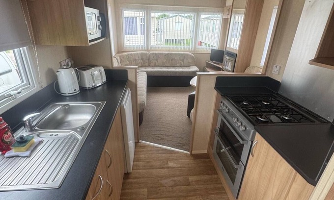 Towyn Ski Chalet | 3 Bed Caravan - Sleeps 8 - Pets - Parking