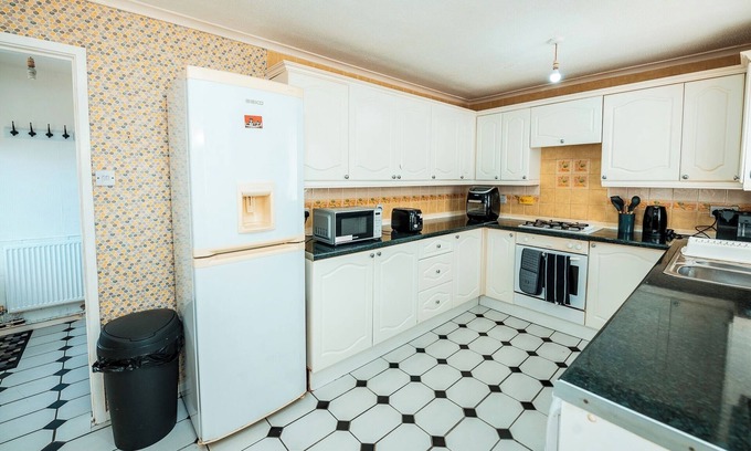 Salford House | 3-bed City Retreat - Sleeps 7, Garden & Parking