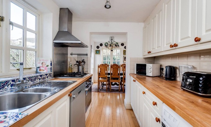 Oxford City Centre House | 3-bed Cosy Bookbinder House in Jericho Oxford
