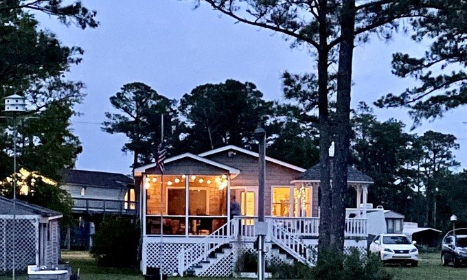 Merritt Cottage | 3 bed cottage, Bohemian vibe, boat dock & S.porch