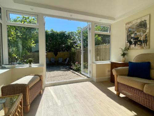 New Forest District House | 3-bed cottage in Sway, New Forest (5 min walk from Sway Train Station)
