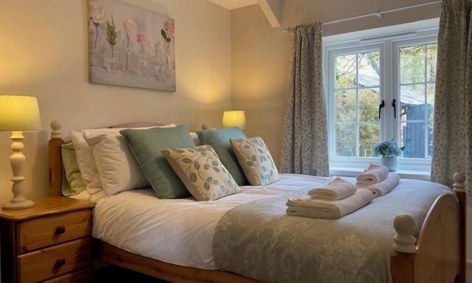 Holsworthy Cottage | 3-Bed Cottage - Sleeps 5, Riverside, Hot Tub, Pets