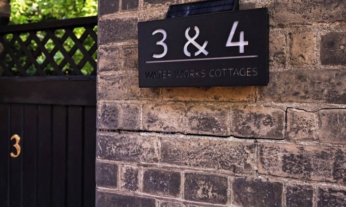 Richmond-upon-Thames Cottage | 3-Bed Cottage, Sleeps 8, Walk to Thames, Garden