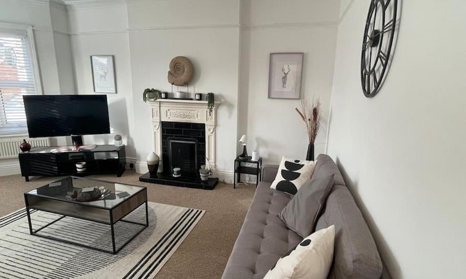 Westbourne Apartment | 3 bed flat+parking- by beaches