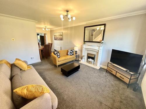 Stoke-on-Trent House | 3 Bed Home for Contractors & Relocators with Parking, Garden & WiFi 30 mins to Alton Towers