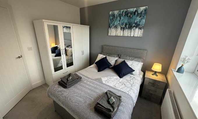 Stafford House | 3 Bed Home for Contractors & Relocators with Parking, Garden & WiFi 5 mins walk to Town Centre & Train Station