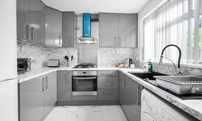 Wolverhampton House | 3 bed house/free parking/contractors/families
