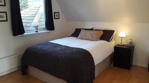 Coombe Hill House | 3 Bed House - Sleeps 5 - Sauna - Garden - Gym