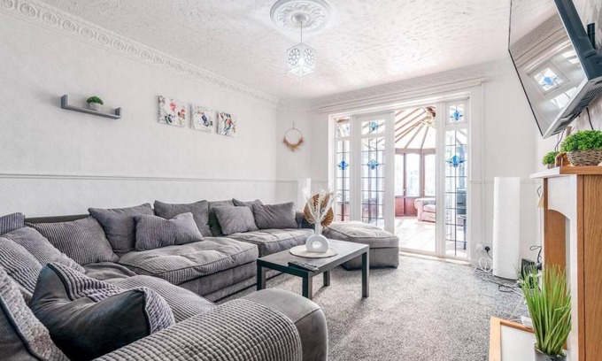 Grays House | 3-Bed House Near Lakeside Mall, Onsite Parking