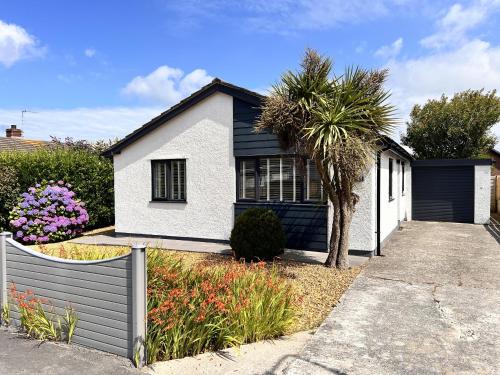 Holyhead House | 3 Bed House - Sleeps 5 - Pets - Garden - Parking