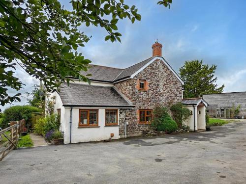 Holsworthy House | 3 Bed in Ashwater oc-l32597