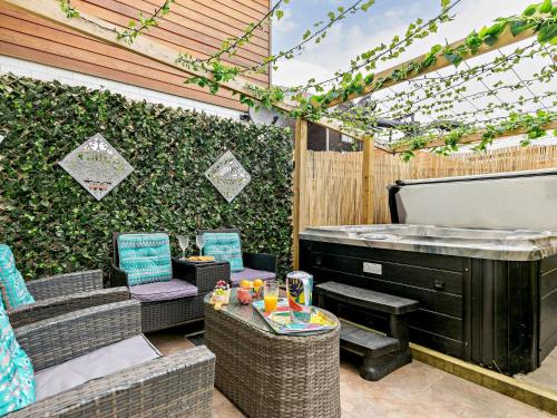Charlestown House | 3 Bed in Charlestown 90218