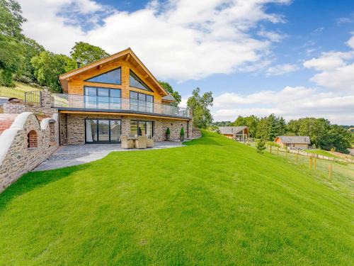 Montgomery House | 3 Bed in Montgomery 88641