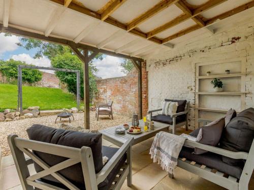 Newport House | 3 Bed in Newport 88107