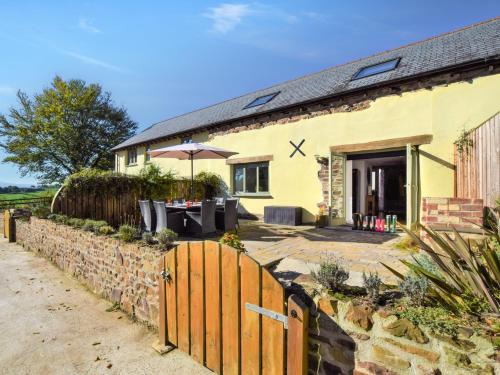 Broadwoodkelly House | 3 Bed in Winkleigh 66043