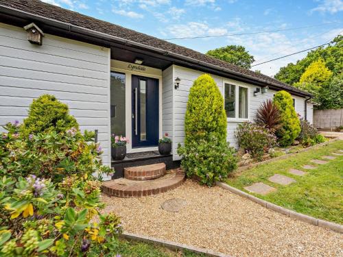 Yarmouth House | 3 Bed in Yarmouth 94802