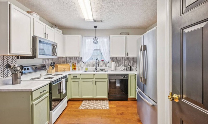 Monticello House | 3-bed Lake Jackson Escape - Turtle Cove Hideaway
