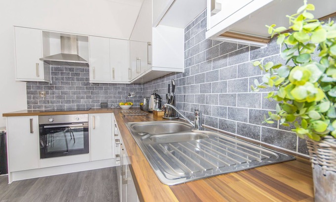 Plymouth Apartment | 3 Bed- Raleigh by Pureserviced