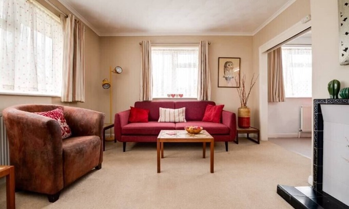 West End House | 3 Bed Renovated Bungalow, 3 car or RV pkg, garden.