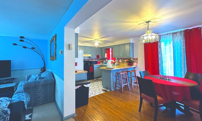 Waldorf House | 3 Bed Rooms, 4 Beds, 2 Baths, Lovely Family Home with Basement & BBQ on deck!
