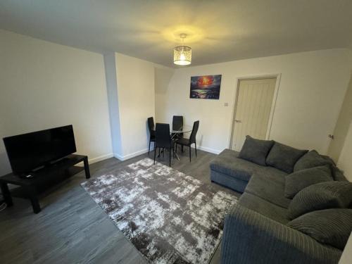 Wolverhampton House | 3 Bed-Sleeps 5- Garden-Pets-Parking