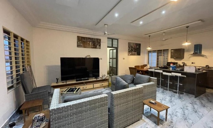 Accra Villa | 3 Bed Villa-Private Garden-OffStreetParking-AirCon