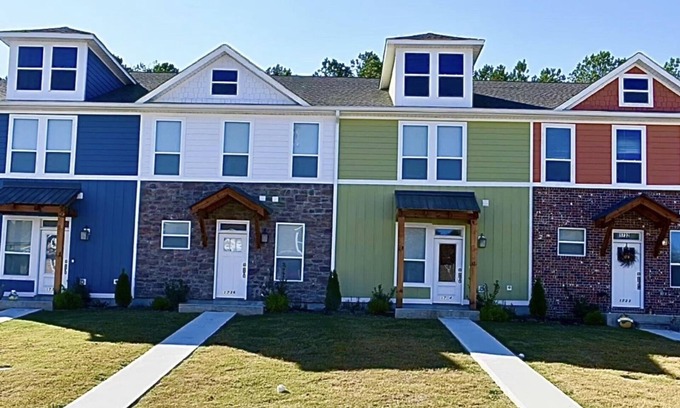 Cleveland House | 3-bedroom #1738 townhome in Cleveland—central air, ceiling fans, WiFi, cable.