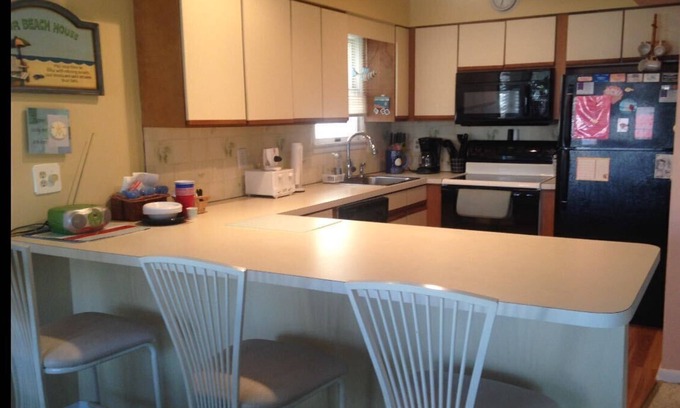 South End House | 3 Bedroom, 2 Bath, 1st Floor Condo 2 blocks from the Beach!