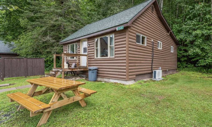 Phelps Cabin | 3 bedroom 2 bath Cabin on Lac Vieux Desert Lake private boat launch