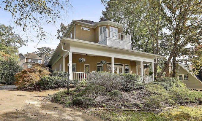 Peachtree City House | 3 Bedroom 2 Bath Cozy & Private Home in Beautiful Peachtree City
