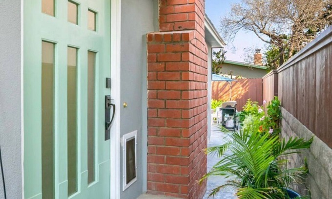 Pierpont Bay House | 3 Bedroom 2 Bathroom Bungalow Steps from the Sand