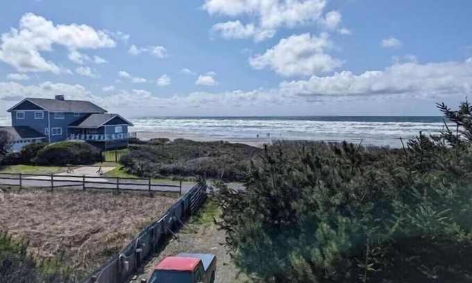 Florence House | 3 bedroom, 2 bathroom virtually beach front
