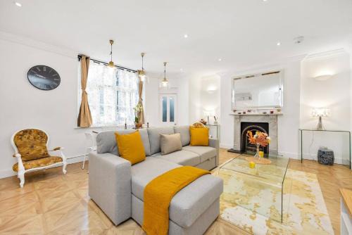 West Kensington Apartment | 3 Bedroom 2 Bathroom Victorian Flat In Kensington